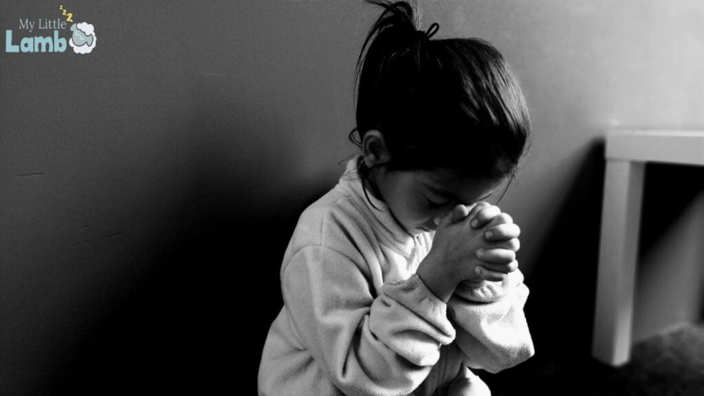 small girl praying